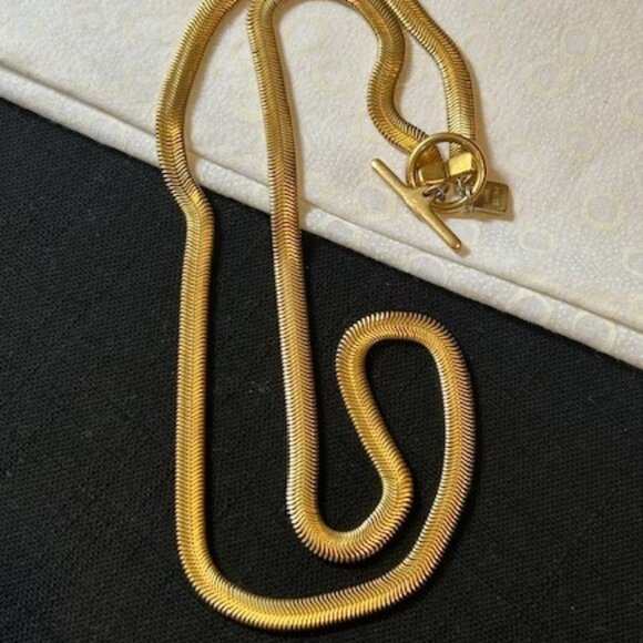 ANNE KLEIN Flat Gold Herringbone Snake Like Toggle Clasp NECKLACE - Picture 4 of 7